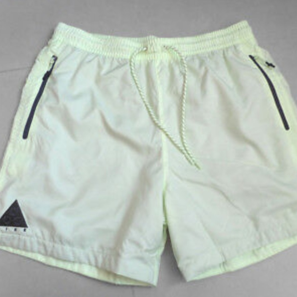 Nike ACG woven Shorts Barely Volt’. Size M
